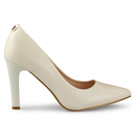 Beige pumps på en tjock hög klack