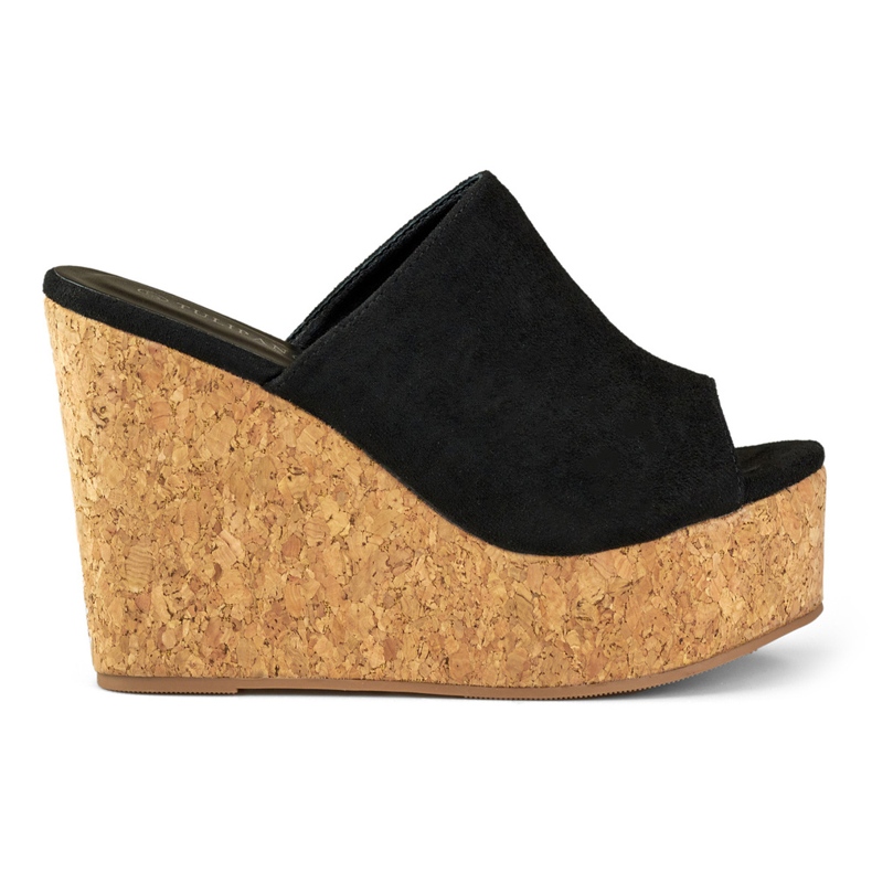 Svarta flip flops på en kork kil