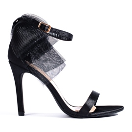 Svart sandal med rosett i tyll på en Shelovet stilettklack