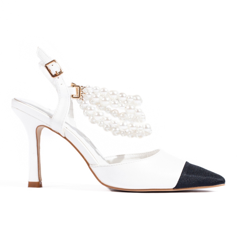 Vita pumps på en stift med Shelovet-pärlor