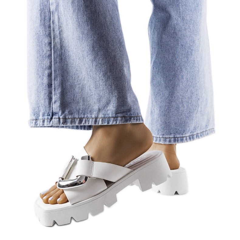 Vita flipflops med traktorsula från Carceri