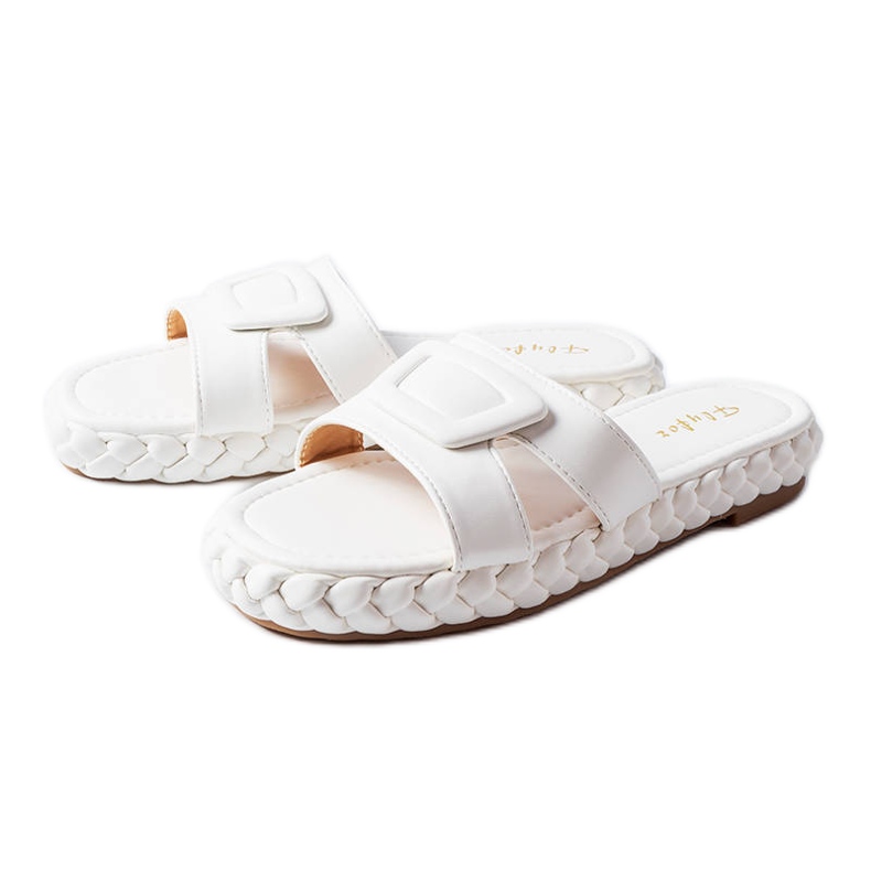 Francesco vita tofflor på plattformen