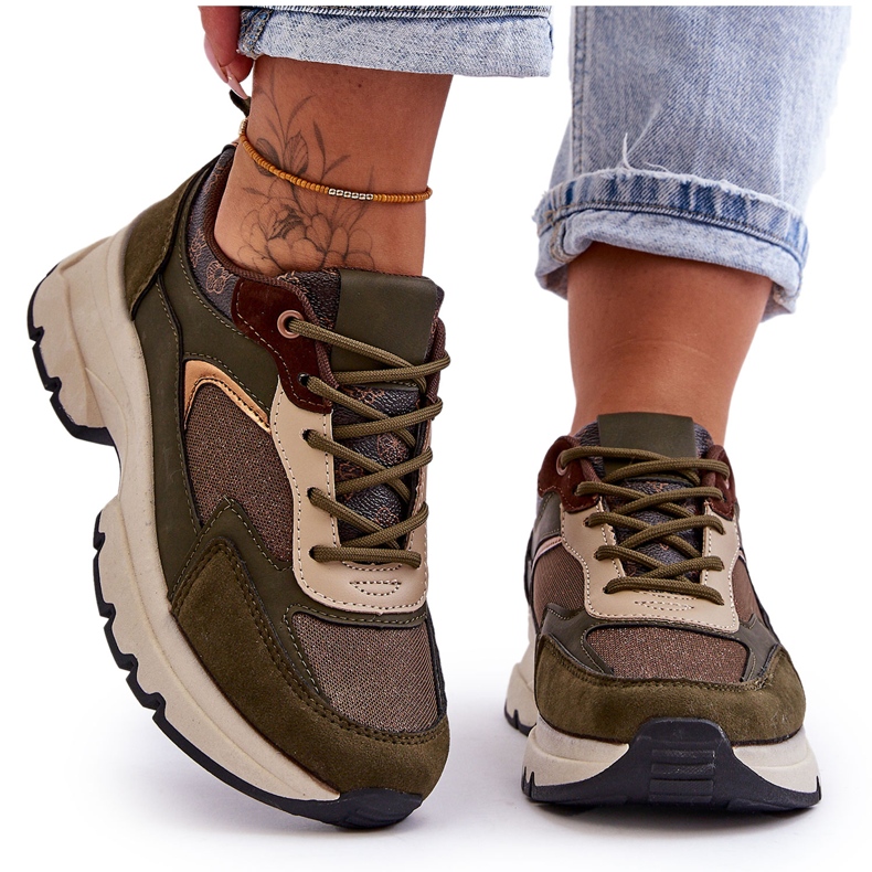 PM1 Snöra Sportskor På En Grön Escape Plattform