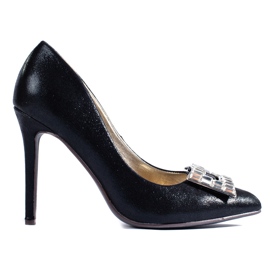 Svarta pumps i satin med silverspänne från Shelovet