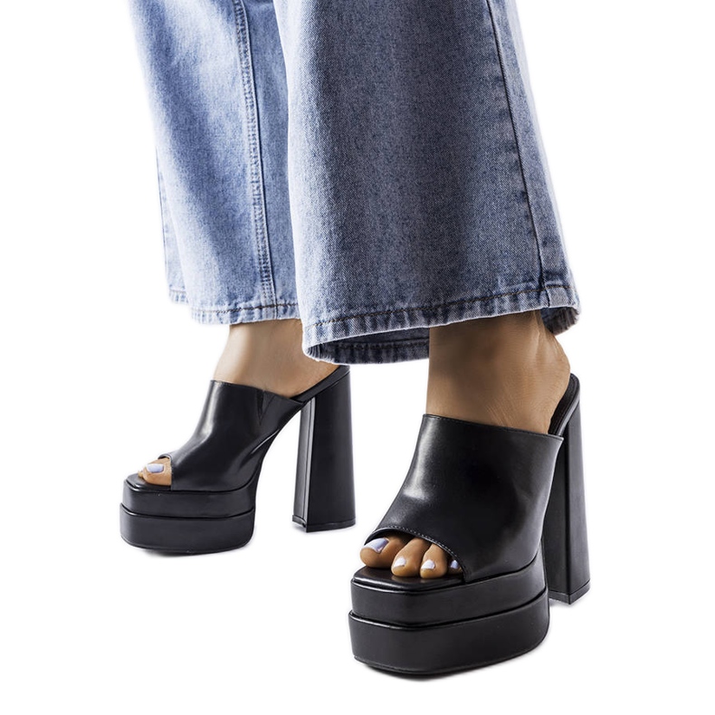 Svarta högklackade rutschbanor från Mertzon