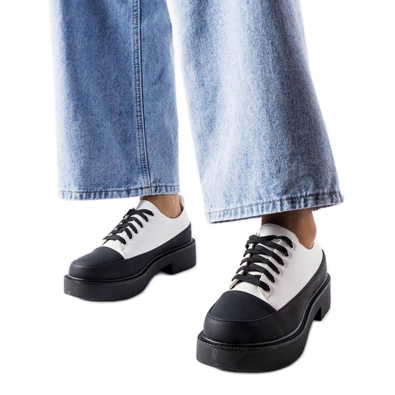 Vita platta skor från Merico