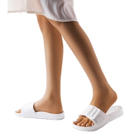 Vita gummireglage med Nelm-spänne