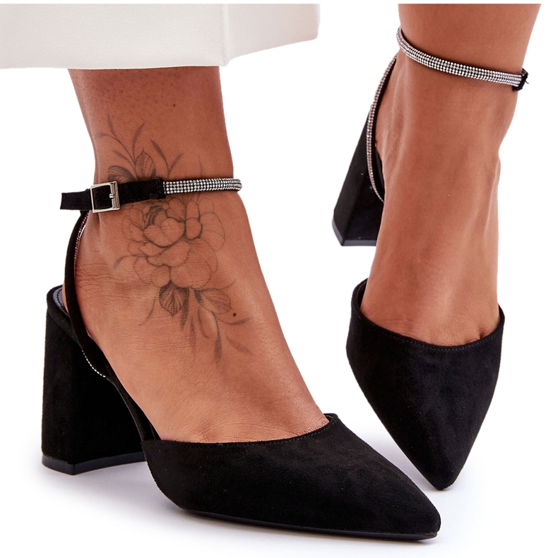 PG1 Pumps i mocka med en dekorativ rem Svart Lirosa