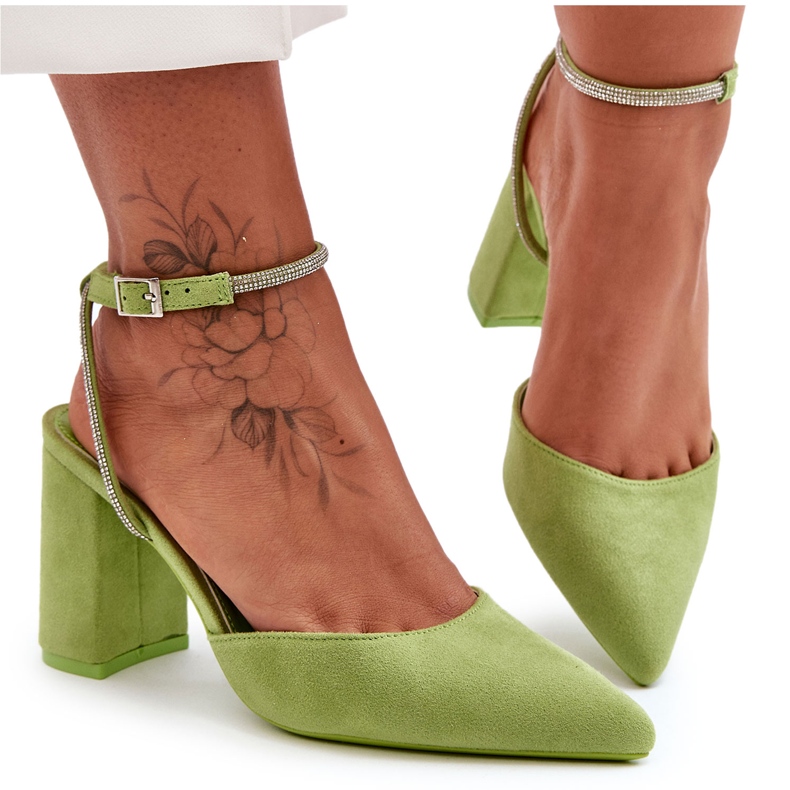 Pumps i mocka med en dekorativ remsa Grön Lirosa