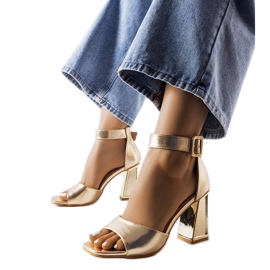 Marlens sandaler i guldblock gyllene