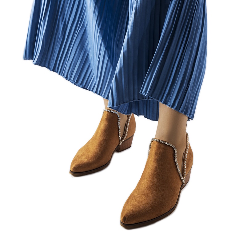 Bruna stövlar dekorerade med Ditten strass