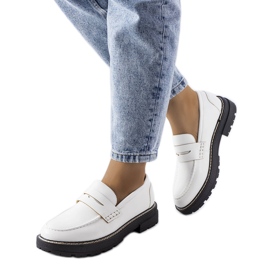 Vita brogues med innersula i läder från Biddie