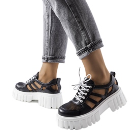 Svarta brogues med en massiv Emaline-sula