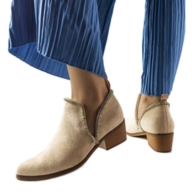 Beige stövlar dekorerade med Ditten strass