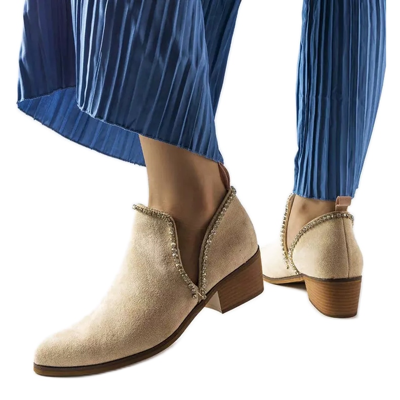 Beige stövlar dekorerade med Ditten strass