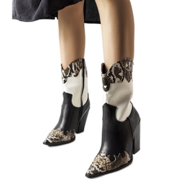 Halvsvarta och bruna cowboystövlar med orminlägg