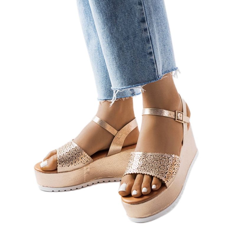 Genombrutna plattformssandaler i guld från Stockton gyllene