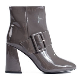 Patentgrå stövlar med klack från Shelovet