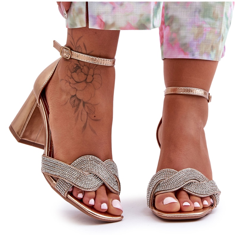 Lågklackade sandaler med strass roséguld Monra gyllene