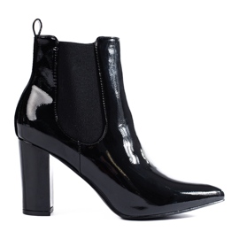 Shelovet stövlar med patentsvarta klackar