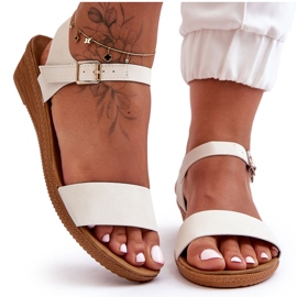 Klassiska vita Arya sandaler med låg kil