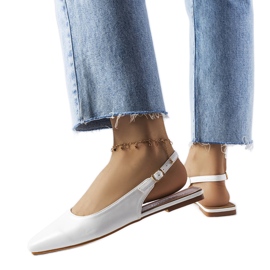 Vita sandaler med stängd tå från Hazelwood