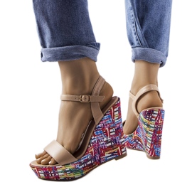 Beige utsmyckade kilsandaler från Fairmont