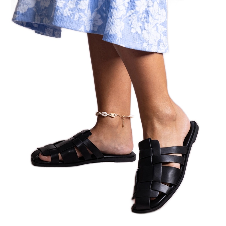 Svarta tofflor med flätad ovandel från Lelio