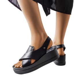 Svarta sandaler med låg kil från Adelina