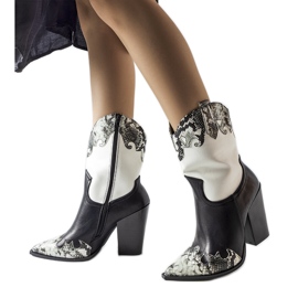 Halvsvarta och vita cowboystövlar med orminlägg