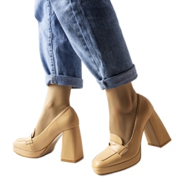 Beige högklackade pumps från Inès