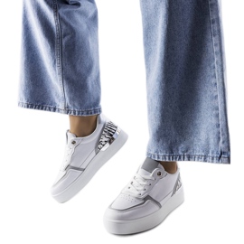 Vita sneakers på Tooele-plattformen