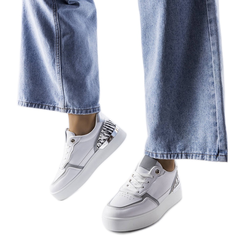 Vita sneakers på Tooele-plattformen