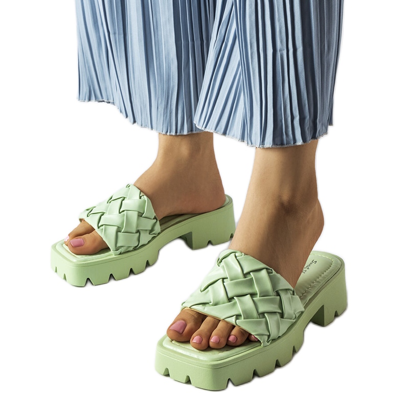 Gröna glidar på traktorsulan från Lora