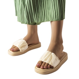 Beige sliders dekorerade med volanger från Boulevard vit