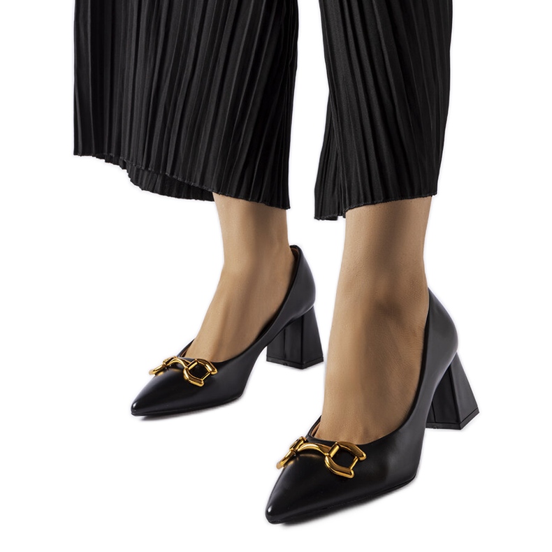 Svarta pumps på en asymmetrisk stift 9537 Svart