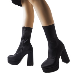 Svarta satinstövlar på massiv stolpe från Glus