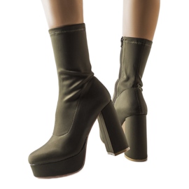 Inna Gröna satinstövlar på massiv stolpe från Glus