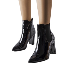 Svarta patentstövlar på Dolla-stolpen