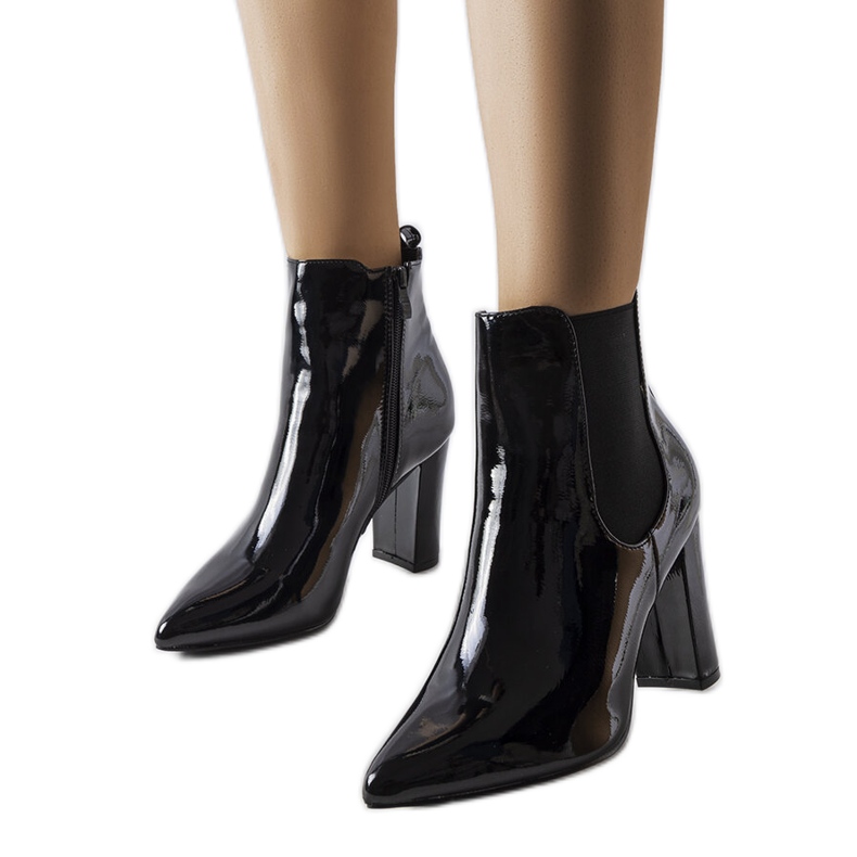 Svarta patentstövlar på Dolla-stolpen