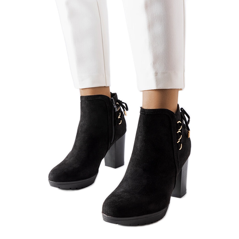 Svarta stövlar med klack i eko mocka från Poule