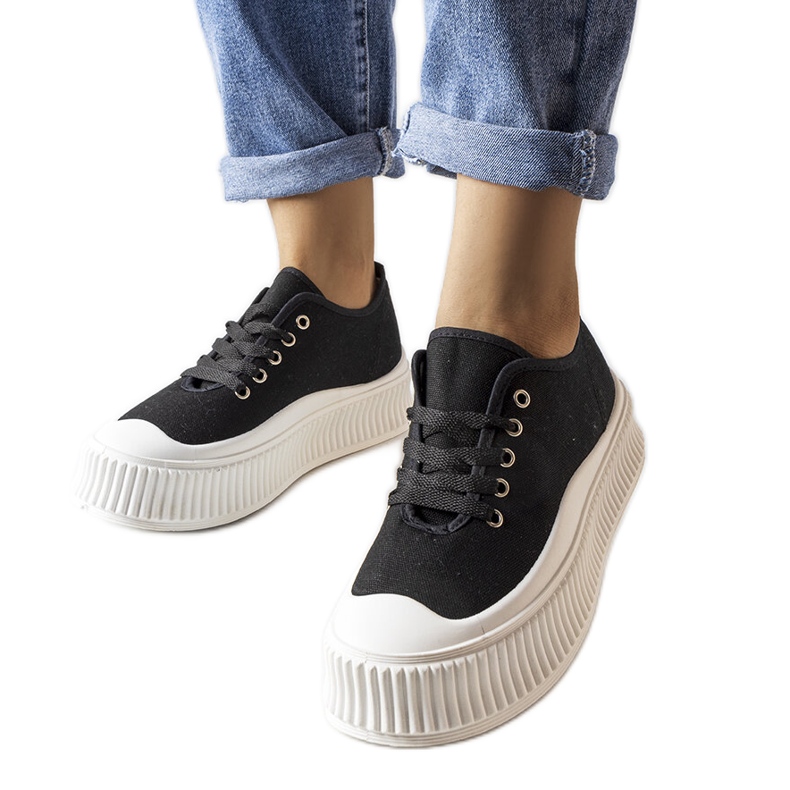 Inna Svarta sneakers och tjocka sulor från Wallace