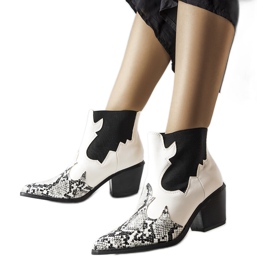 Vita isolerade cowboystövlar med ormmotiv från Goulet