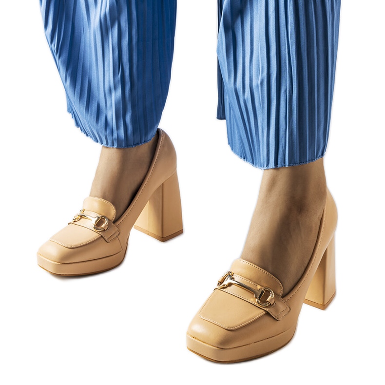 Beige pumps på ett geometriskt block från Blaiss