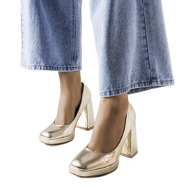 Guld högklackade pumps från Mailly gyllene