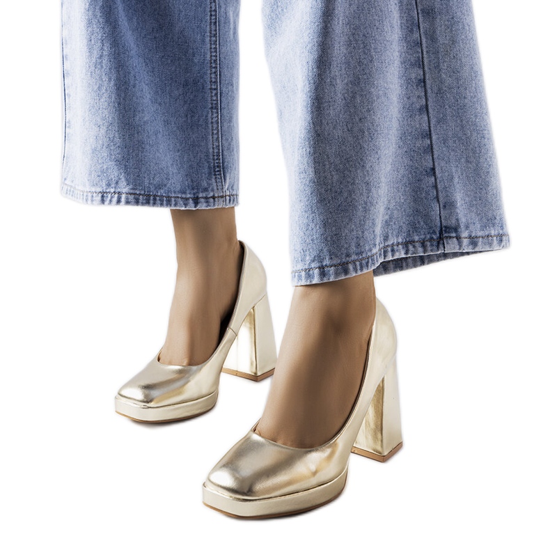 Guld högklackade pumps från Mailly gyllene