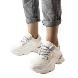 Vita sneakers dekorerade med glitter från Beatrice