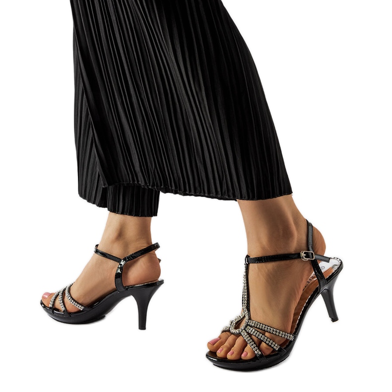 Svarta högklackade sandaler med cubic zirconias från Levane