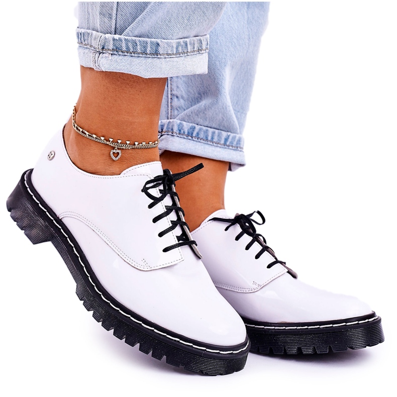 Kvinnors läderskor Oxford Maciejka White lackerade 04087-11 vit