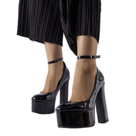 Svarta patenterade högklackade pumps från Colle